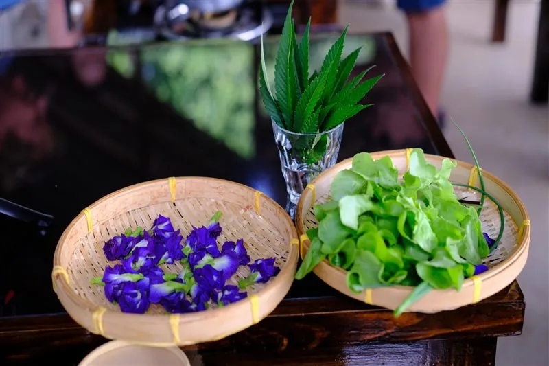 Guests preparing vegetables together at the work station