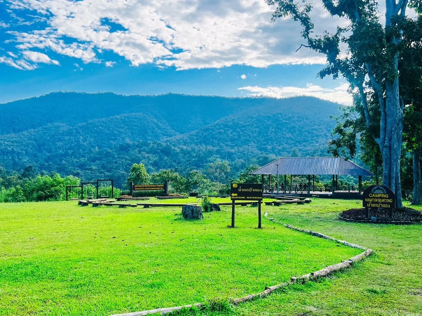 Mountain and meadow scenery near Bua Tong Sticky Waterfall